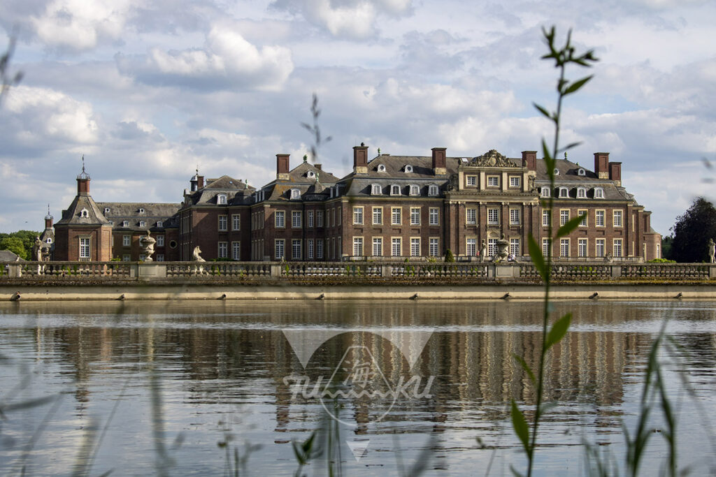 Das Schloss Nordkirchen aus einer Perspektive von der anderen Seite des Sees. © Fotografie von Kai Schlüter