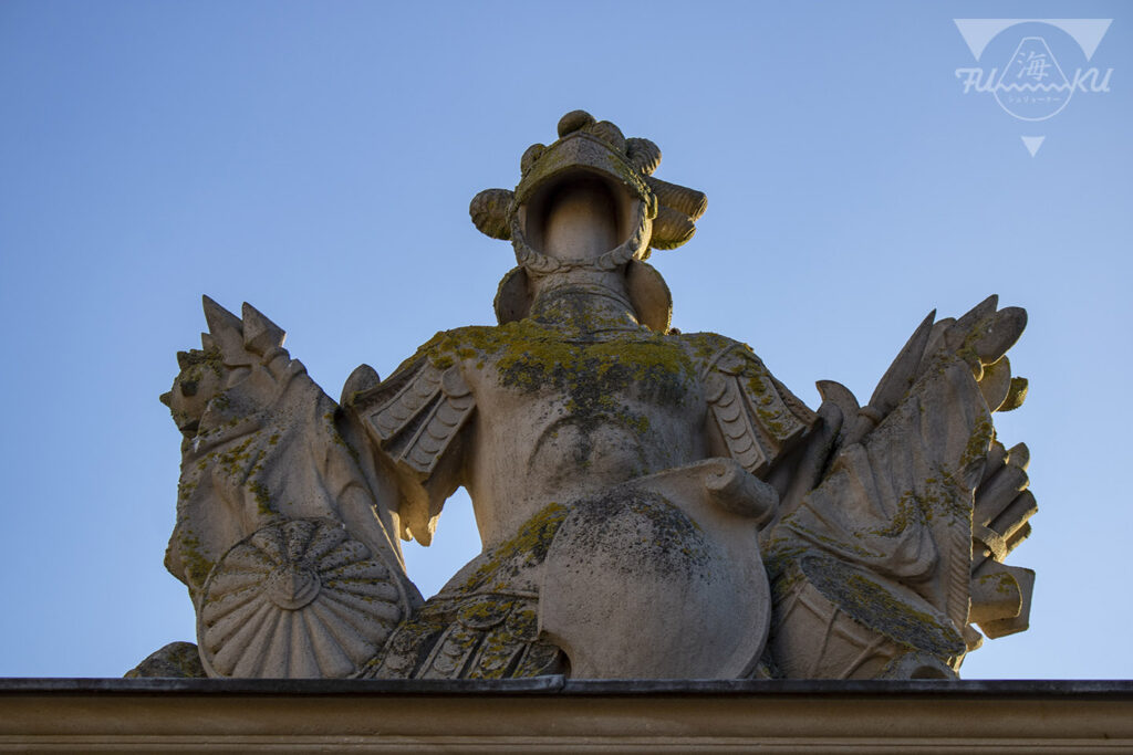 Eine Bildhauerarbeit auf einem Torbogen des Schloss Nordkirchen © Fotografie von Kai Schlüter