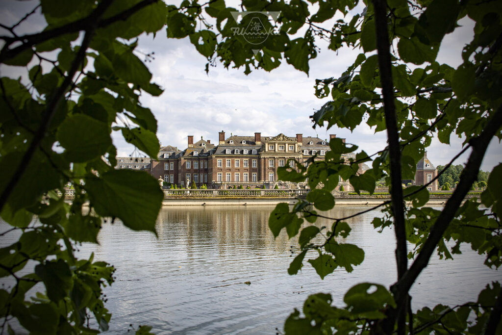 Das Schloss Nordkirchen aus einer Perspektive von der anderen Seite des Sees. © Fotografie von Kai Schlüter