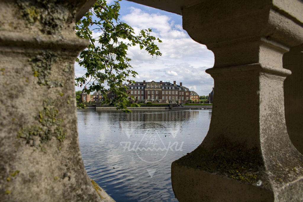 Das Schloss Nordkirchen aus einer Perspektive von der anderen Seite des Sees. © Fotografie von Kai Schlüter