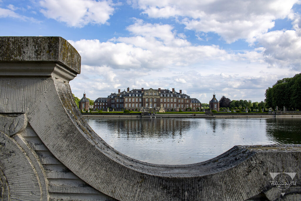 Das Schloss Nordkirchen aus einer Perspektive von der anderen Seite des Sees. © Fotografie von Kai Schlüter